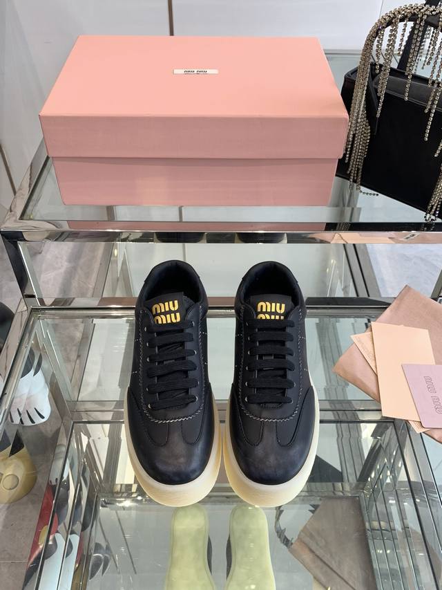 Miu Miu 24Ss 缪缪厚底饼干底 24Ss 春夏新款英伦风系带 小白鞋 休闲鞋 Miumiu秀场适当独一无二的擦色工艺工艺来自miu Miu系列的细节特